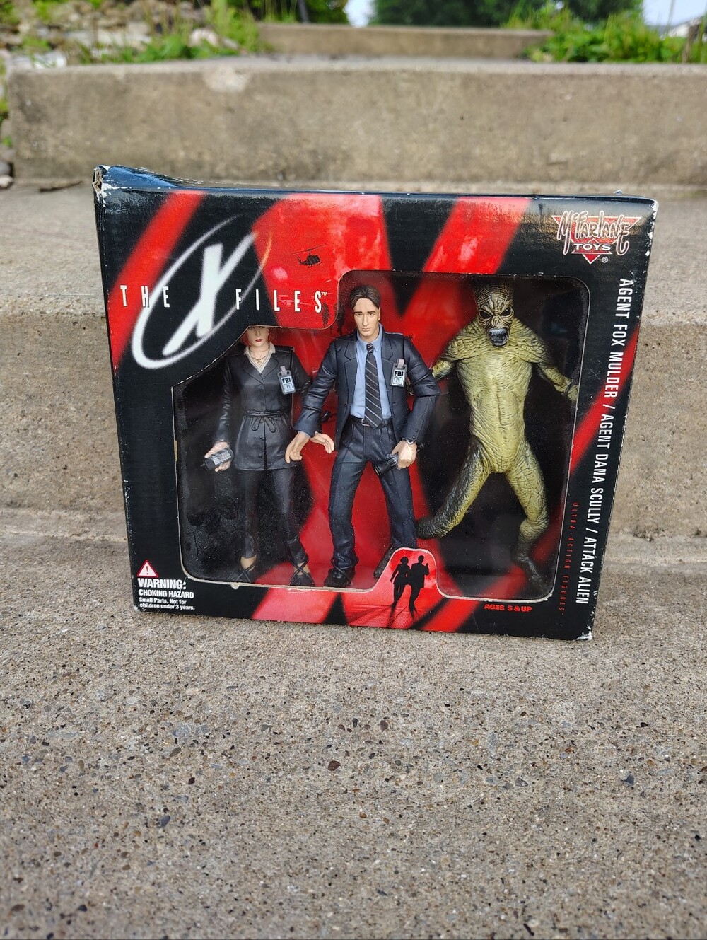 THE X FILES FIGHT THE FUTURE 3 FIGURE BOX SET & ACCESSORIES NEW